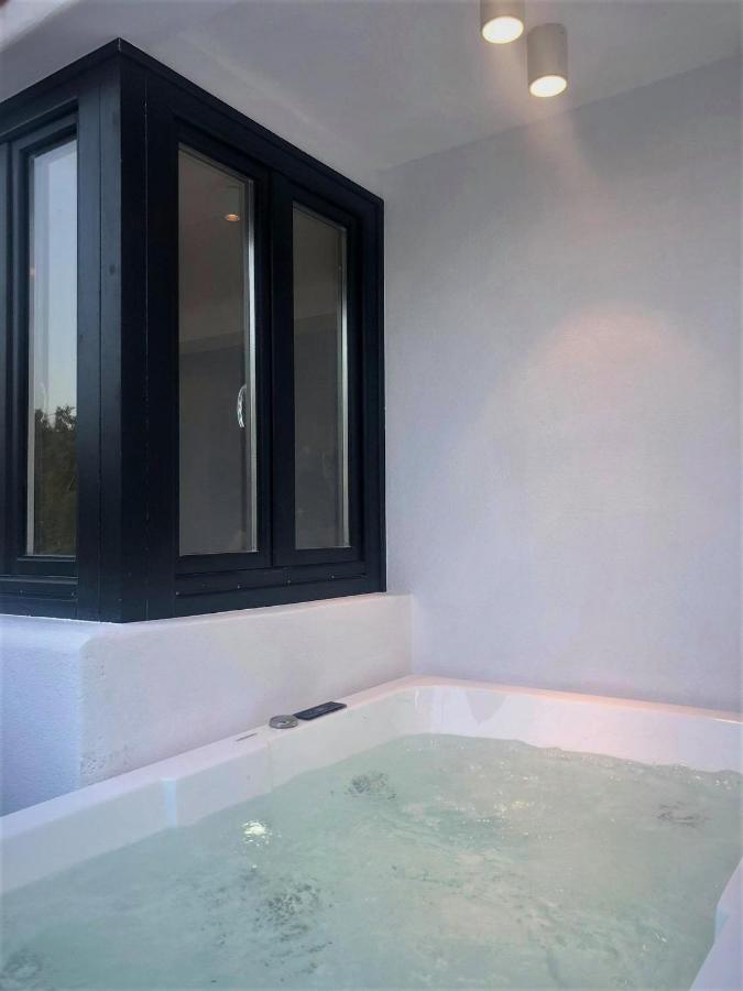 Candele Suites Фира Екстериор снимка